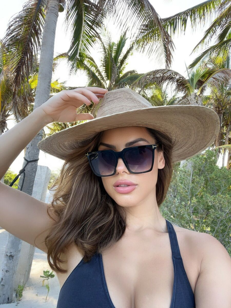  Summer Essentials: oversized sunglasses & Straw hat